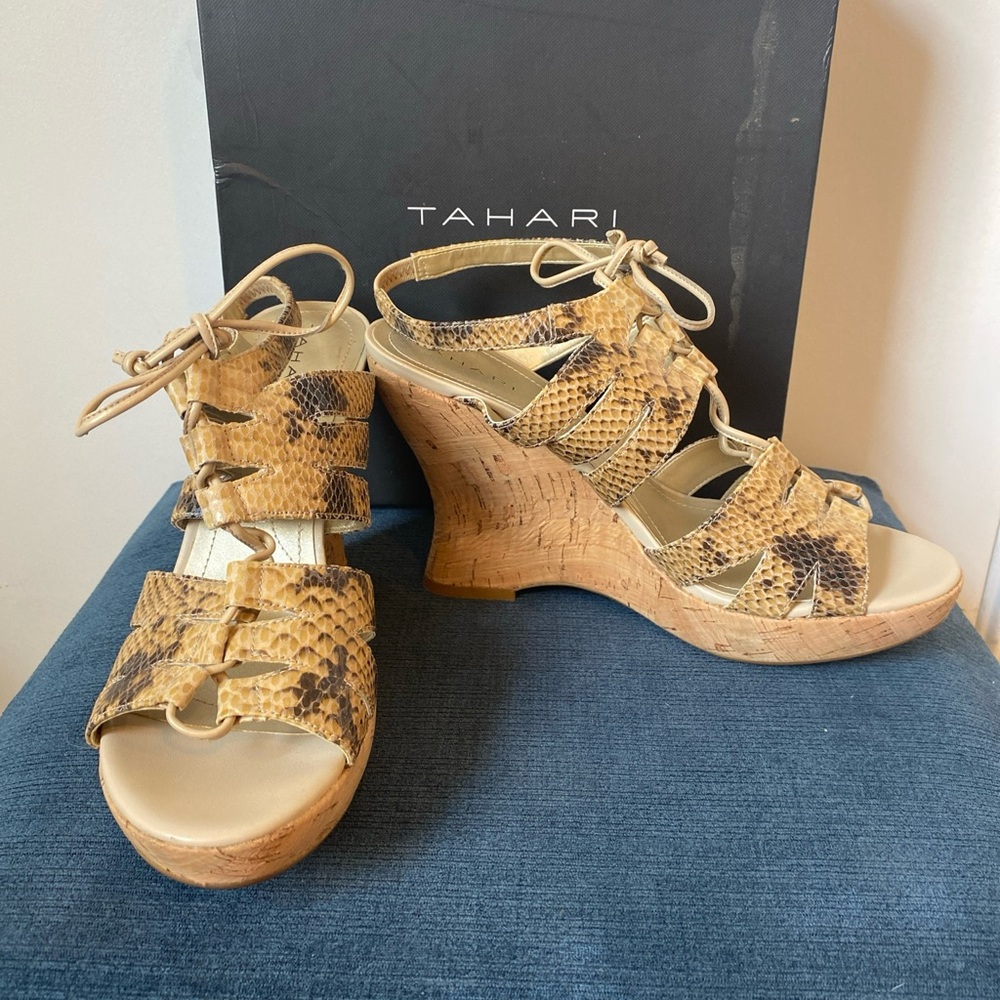 NIB Tahari Sunny camel snake print leather wedge sandal size 8.5